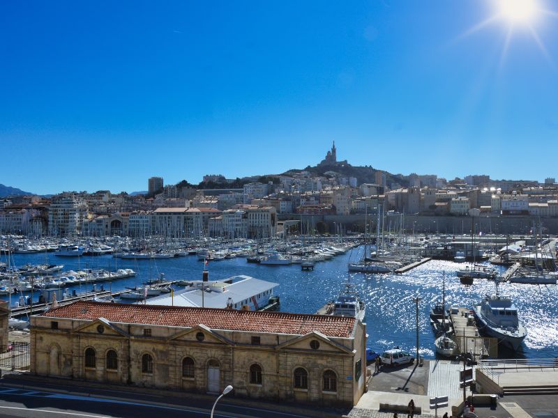 Des infrastructures modernes : un avantages de la domiciliation entreprise à Marseille