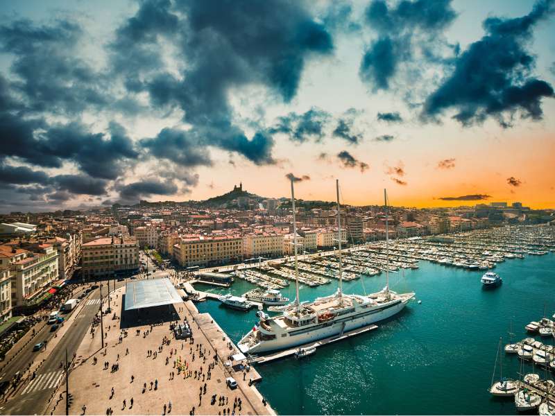 Vouloir domicilier votre entreprise à Marseille, c'est choisir une ville cosmopolite et dynamique.