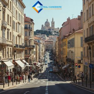 Vue emblématique de la Rue de la République à Marseille menant vers la basilique Notre-Dame-de-la-Garde, avec le logo Central Canebière en haut.