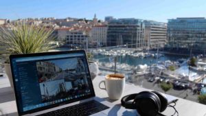 Bureau qui donne la vue sur un port Marseillais pour montrer les bienfaits du télétravail à la cité phocéenne en 2025.
