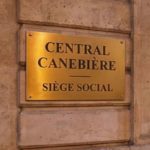 Plaque en laiton doré gravée "Central Canebière - Siège Social" apposée sur une façade en pierre, renvoyant une image de stabilité et de prestige pour votre entreprise.