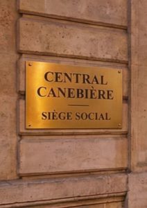 Plaque en laiton doré gravée "Central Canebière - Siège Social" apposée sur une façade en pierre, renvoyant une image de stabilité et de prestige pour votre entreprise.