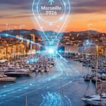 Une balise numérique holographique marquant "Marseille 2026" survolant le Vieux-Port au crépuscule.